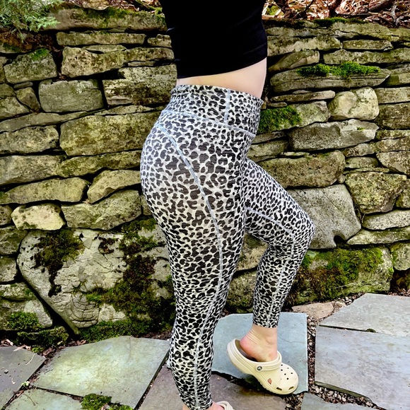 Outdoor Voices - TechSweat™ Flex 7/8 Legging - Snow Leopard Print - Picture 2 of 7